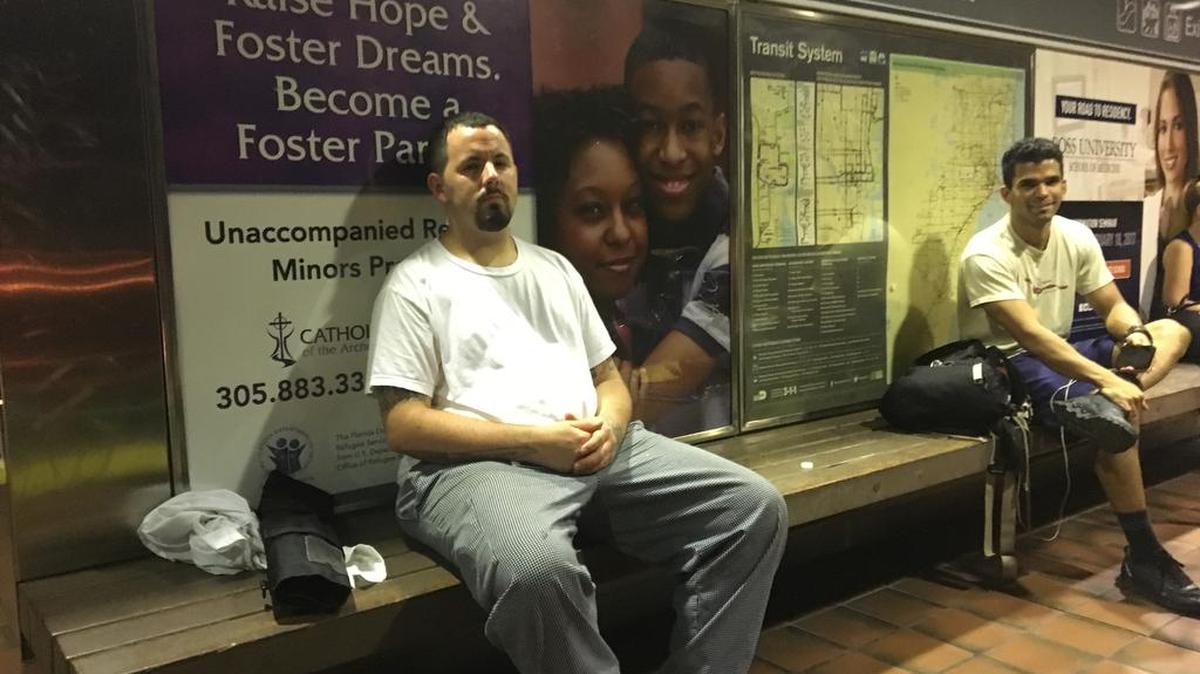 Luis González (izq.) y Erick Araujo esparan por el Metrorail en la estación Brickell, cerca de la medianoche. Ambos están preocupados por las reducciones del horario que comenzarán a partir del lunes 22 de mayo de 2017.