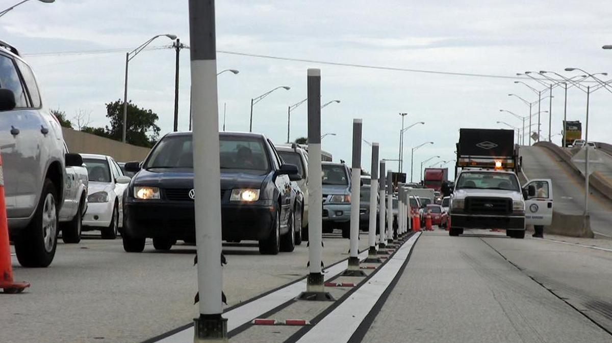 Estos postes de plástico fueron instalados a lo largo de los carriles expreso de peaje al norte en Miami-Dade, en el 2008. 