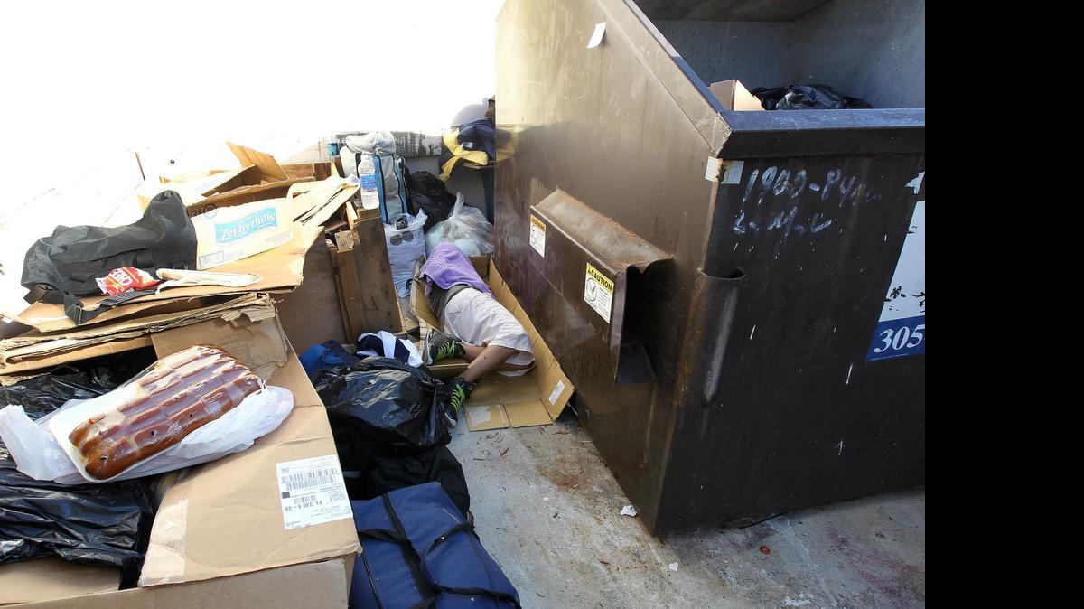 
Un cubano recien llegado duerme al lado de un tanque de basura el jueves, 9 de julio del 2015 frente a las oficinas del grupo de asistencia a refugiados Church World Service en Doral.


