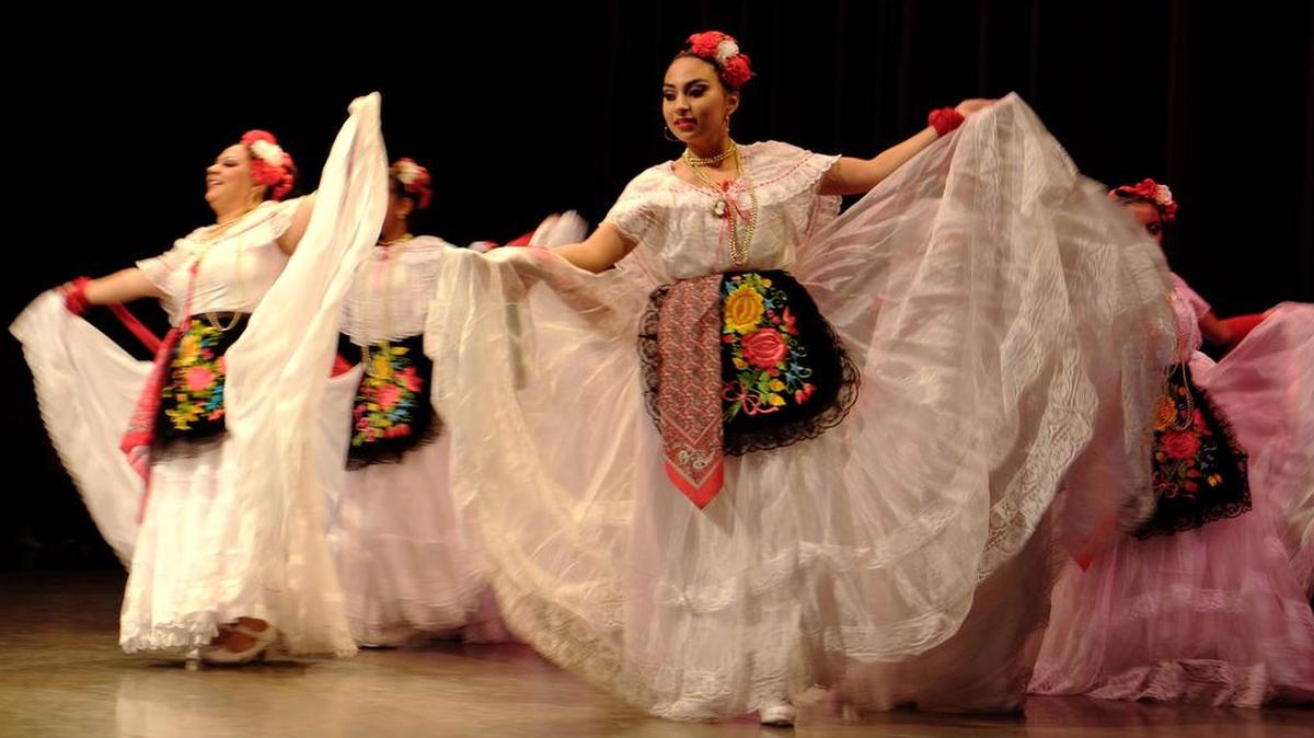 
Los bailarines del Grupo Azteca dieron lo mejor de su repertorio de danzas típicas durante la celebración del Festival Centroamericano el domingo en el Teatro Manuel Artime.


