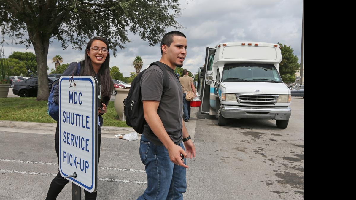 
Más de 6,000 estudiantes, como Oscar Izquierdo y Lorena Cárdenas, que asisten a clases en el Campus Oeste en Doral del MDC, aún tienen que lidiar con el escaso estacionamiento ya sea estacionando en la calle o en el International Mall.


