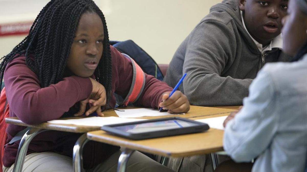 Apiphanie Hill, de 13 años, y otros estudiantes de la clase del profesor Isaiah Thomas en la escuela Carrie P. Meek K-8 investigan qué pueden hacer el gobierno local y la comunidad con relación a la violencia que afecta a niños de su edad.