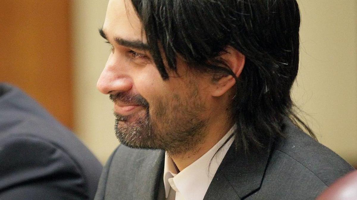 El acusado Derek Medina sonríe a un testigo de la policía después de que hace un comentario que fue rechazado por el juez el lunes 16 de noviembre de 2015.