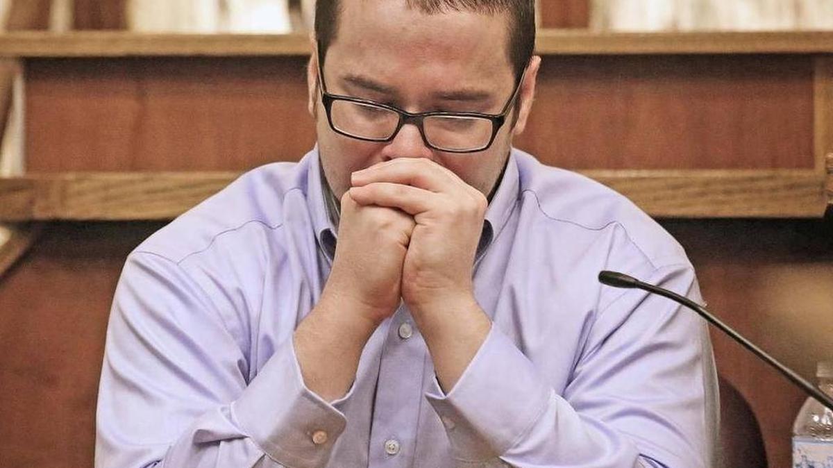 Michael Hernández trata de controlar sus emociones cuando testifica en el estrado este jueves.