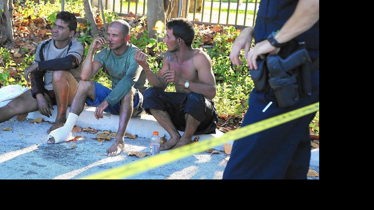 
Tres de los ocho hombres que llegaron en una balsa el viernes a Hollywood Beach, Condado Broward.

