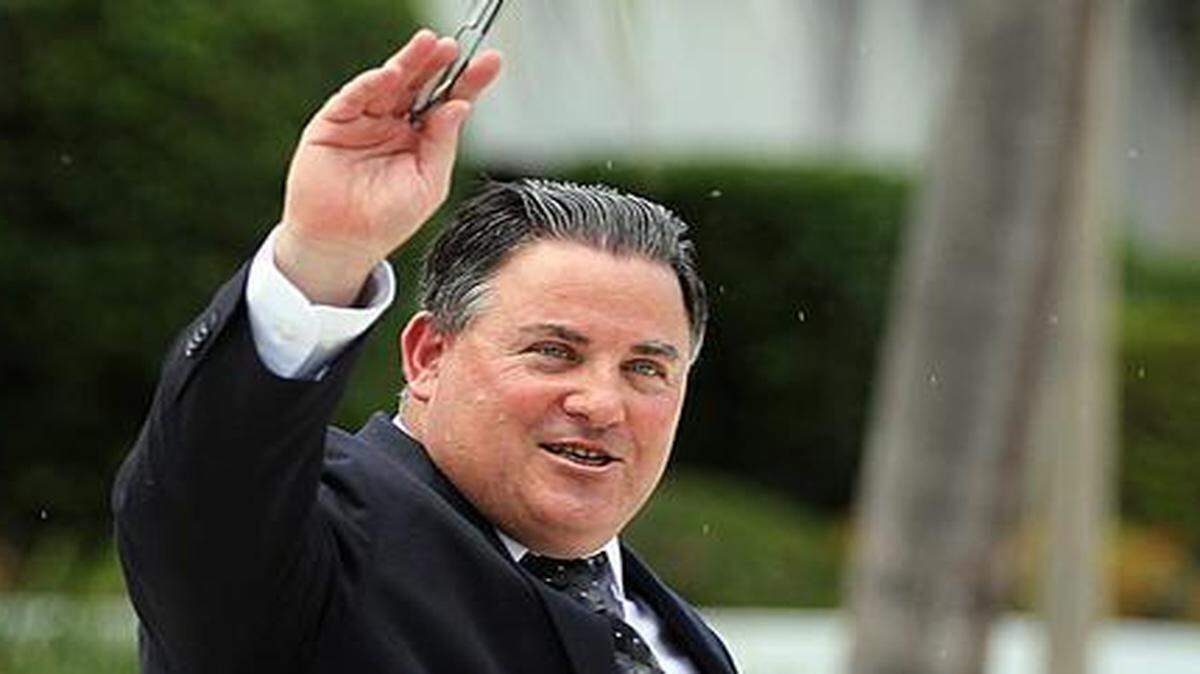 
El suspendido alcalde de Miami Lakes, Michael Pizzi, saluda a quienes lo esperaban a la salida del edificio de la Corte federal.


