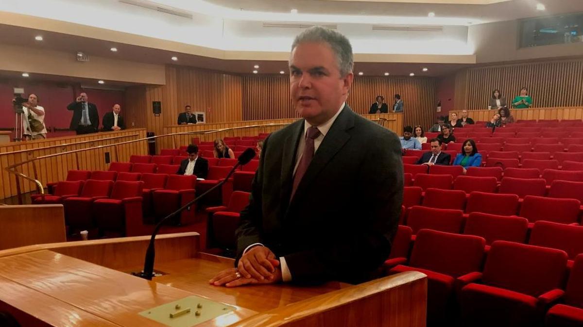 Bruno Barreiro se dirige a los comisionados de Miami-Dade cinco días después de renunciar a su puesto del Distrito 5.