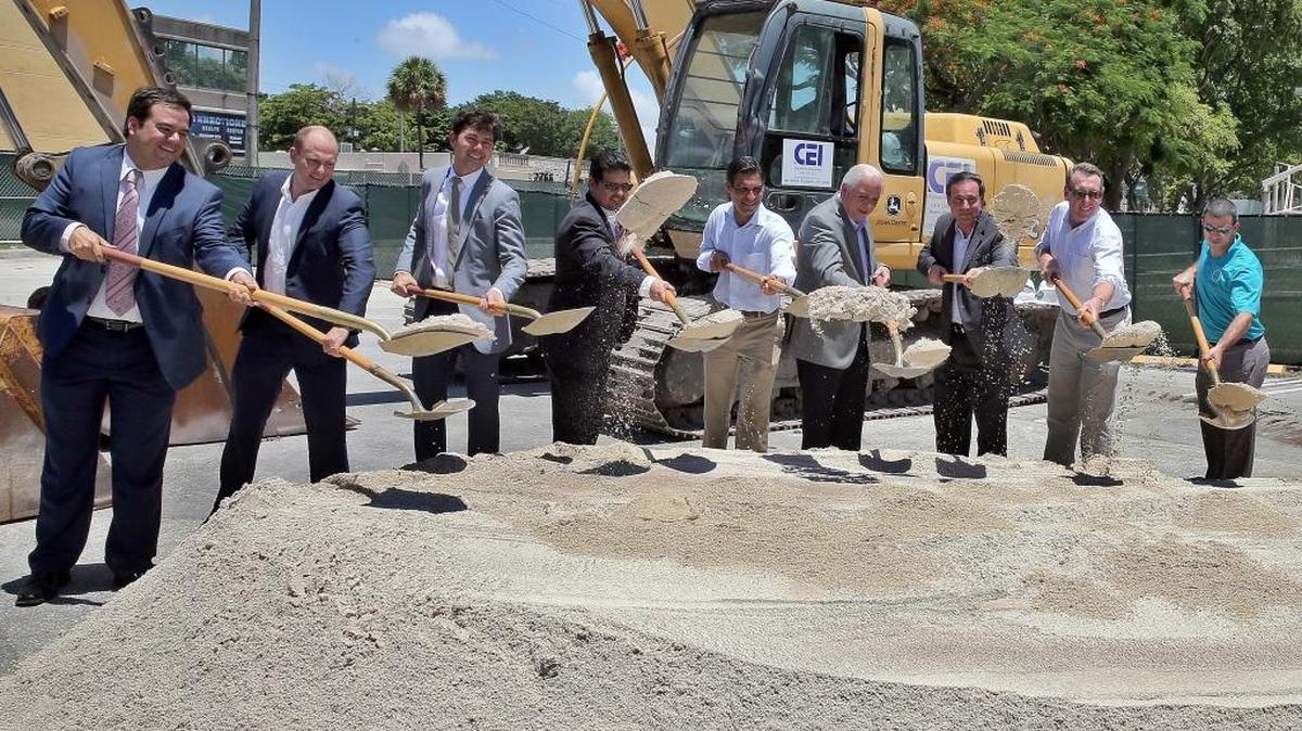 Funcionarios de Miami durante la ceremonia del proyecto de limpieza del parque Douglas , el miércoles.