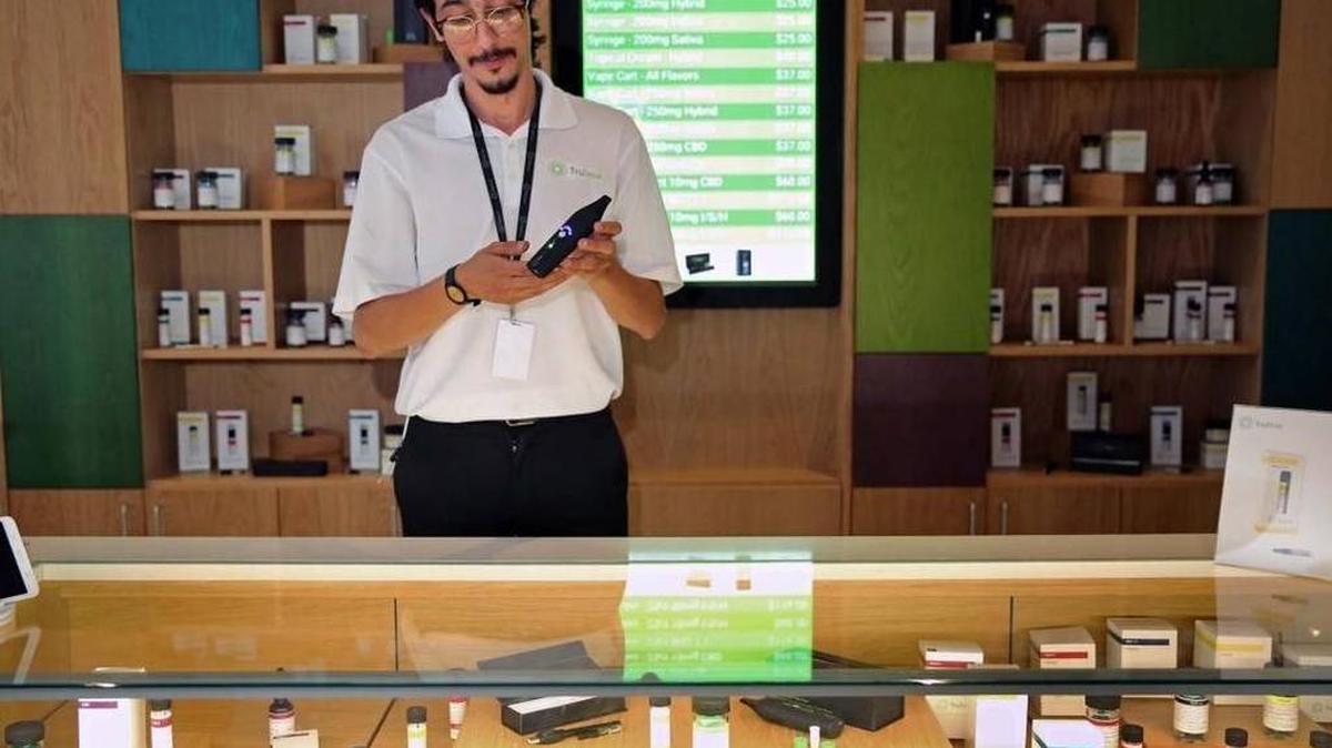 Andy Luis, empleado de Trulieve, muestra un vaporizador que puede ser usado con productos de marihuana.
