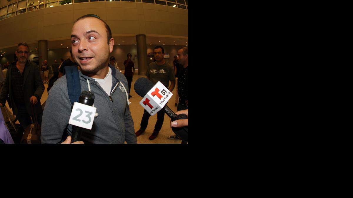 
El español Angel Carromero a su llegada al Aeropuerto Internacional de Miami. Carromero tendrá un conferencia de prensa este viernes en la Ermita de la Caridad, donde hablará sobre la muerte del opositor cubano Oswaldo Payá.
