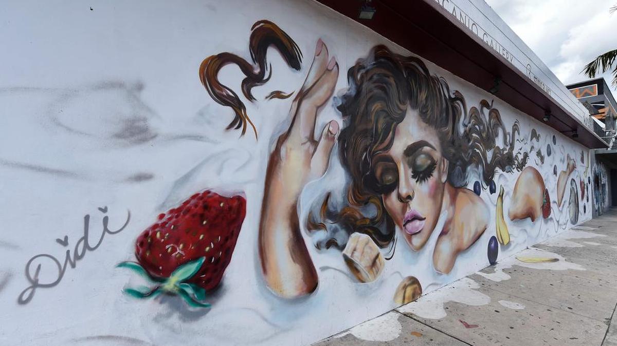 Un mural del artista Didi cubre el lado de un edificio en el barrio de Wynwood de Miami, Florida, el 28 de septiembre de 2016.