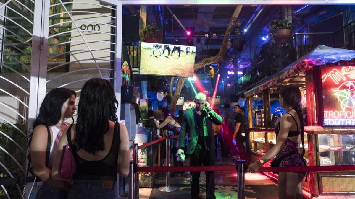 Fila para entrar al club nocturno Mango's Tropical Cafe en Ocean Drive, Miami Beach.
