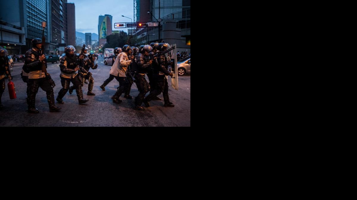 
Miembros de la Guardia Nacional Bolivariana (GNB) intentan dispersar manifestantes el jueves 12 de febrero de 2015, durante protestas en recuerdo de los fallecidos hace un año al término de una manifestación de la oposición, lo que dio inicio a un ola de protestas antigubernamentales, algunas violentas, que dejaron un saldo oficial de 43 muertos, en Caracas (Venezuela).

