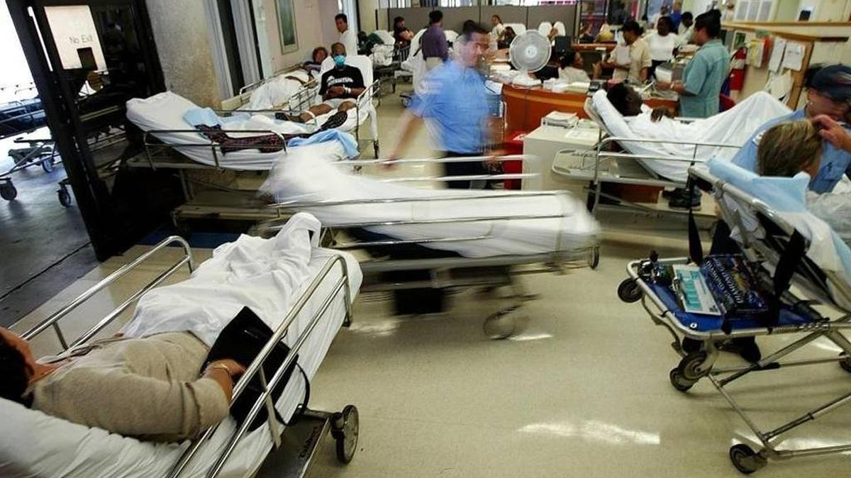La congestionada sala de emergencia del Jackson Memorial Hospital nunca descansa.