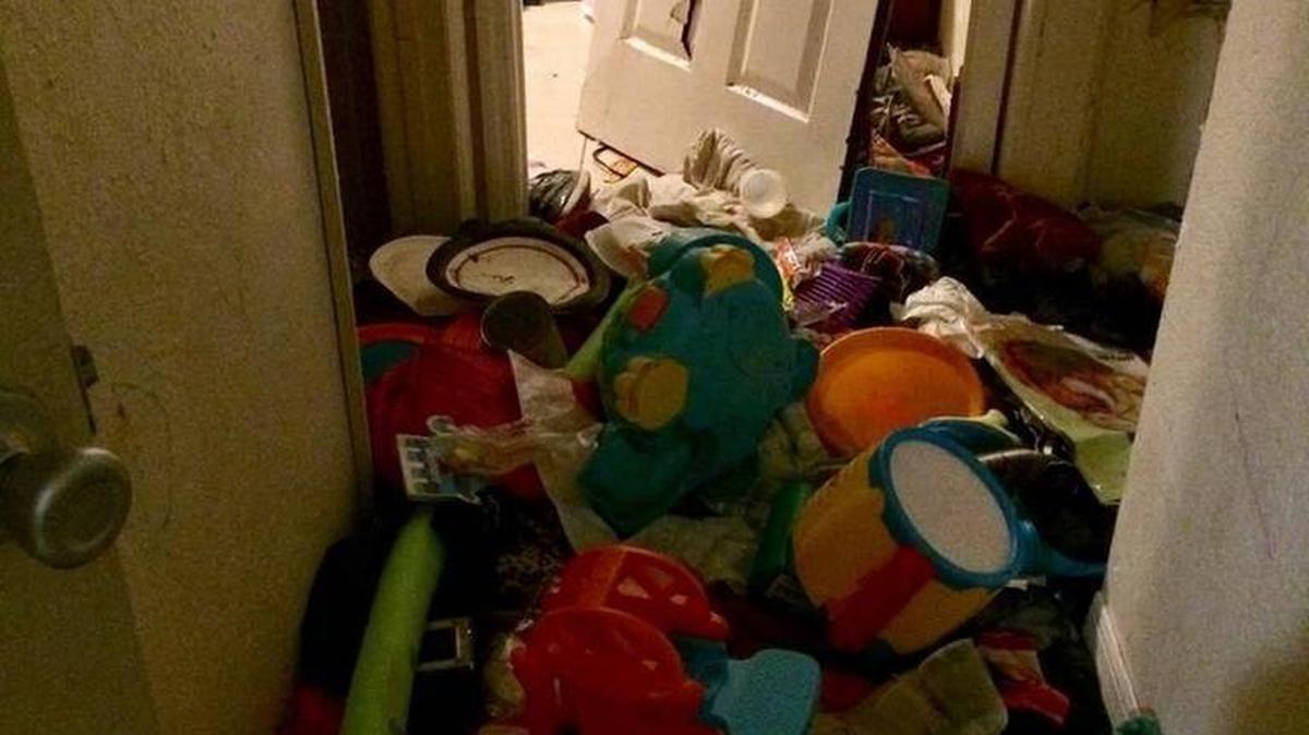 Las condiciones de este hogar en Sarasota llevó a los arrestos de Amanda Dean y Joseph Dromeshauser. 
