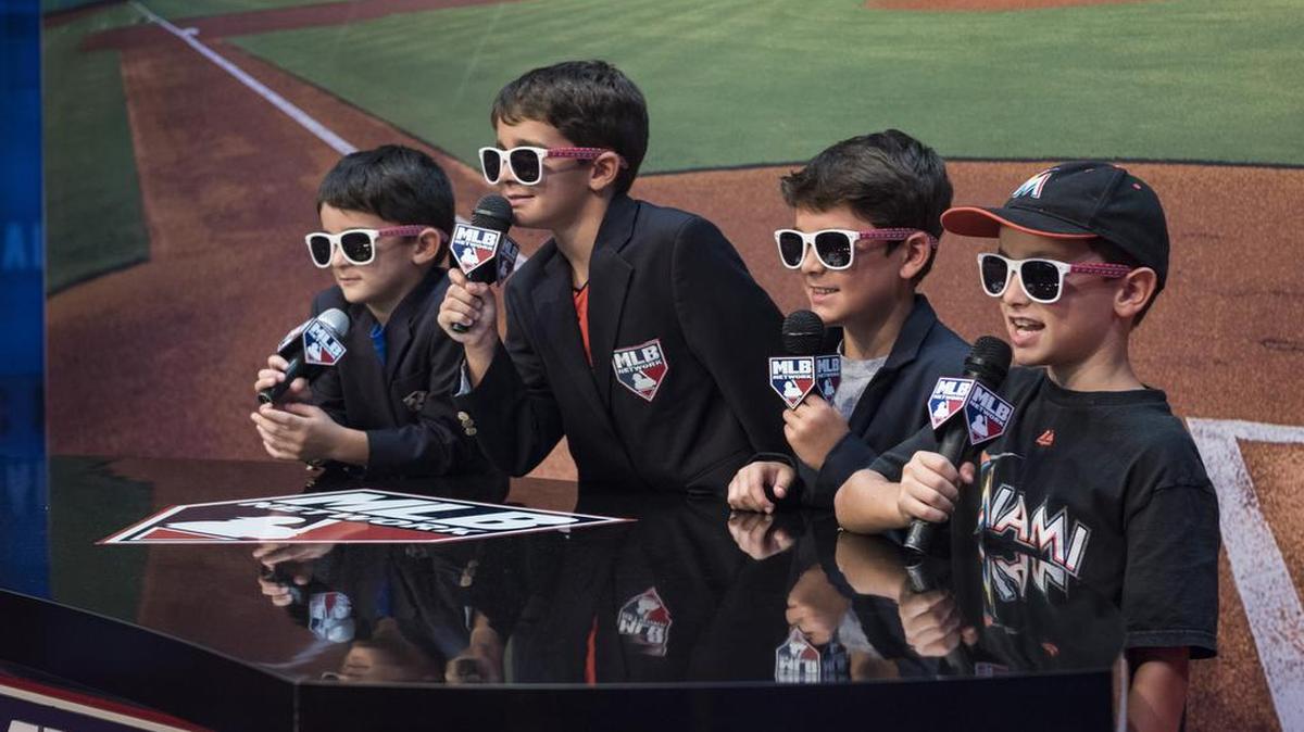 Como verdaderos comentaristas de béisbol, los avezados Dylan Hatzis, izquierda, Nicholas Hatzis, Cole Hodges, y Jackson Corrigan posan para una foto en el Fan Fest.