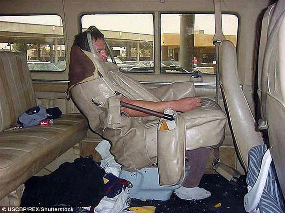 Agentes fronterizos descubrieron a este hombre tratando de ocultarse en el interior del asiento de una furgoneta en la frontera con México.