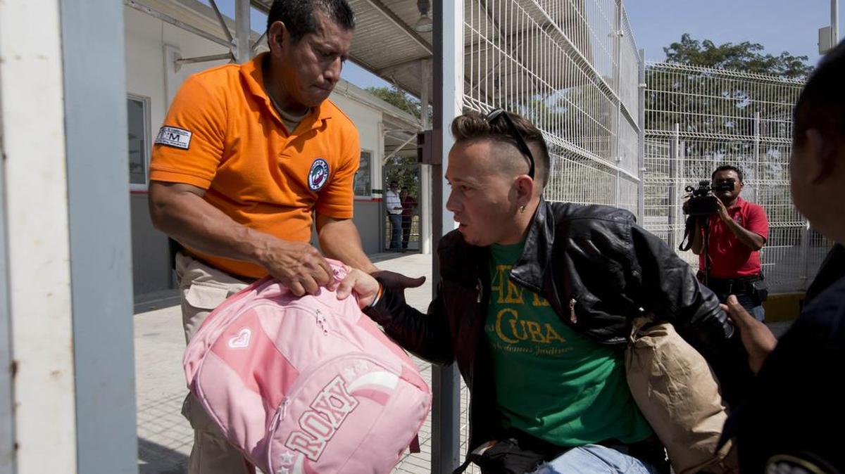 Un agente de inmigración mexicano ayuda a un migrante cubano que llegó a la Ciudad Hidalgo, en México, el 13 de enero del 2016.