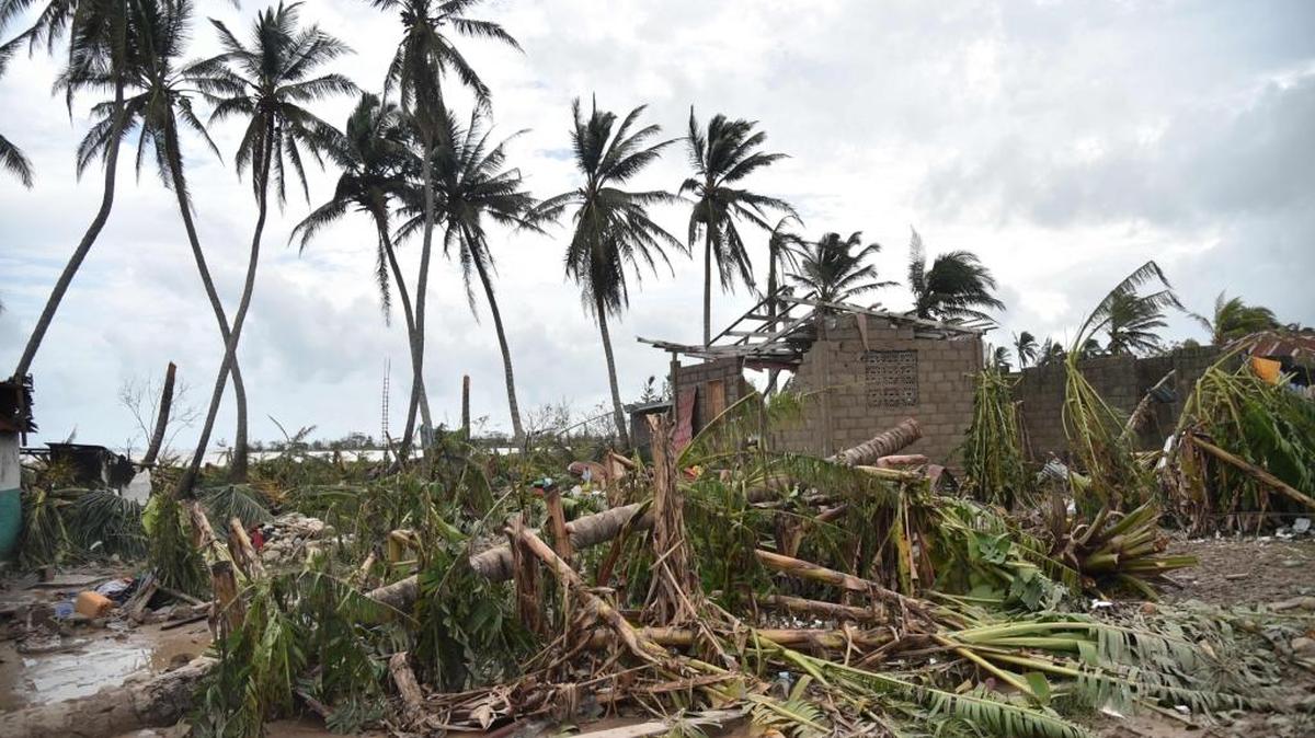 El paso del huracán Matthew por Haití deja árboles caídos y casas destruidas como en esta imagen de la localidad de Sous Roche, en Les Cayes, el jueves.