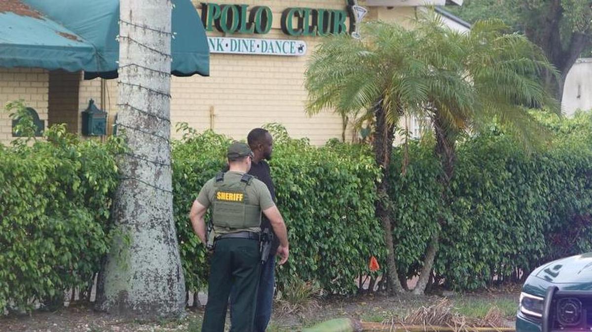 Policías de Broward investigan la escena de The Polo Club el domingo en la mañana.