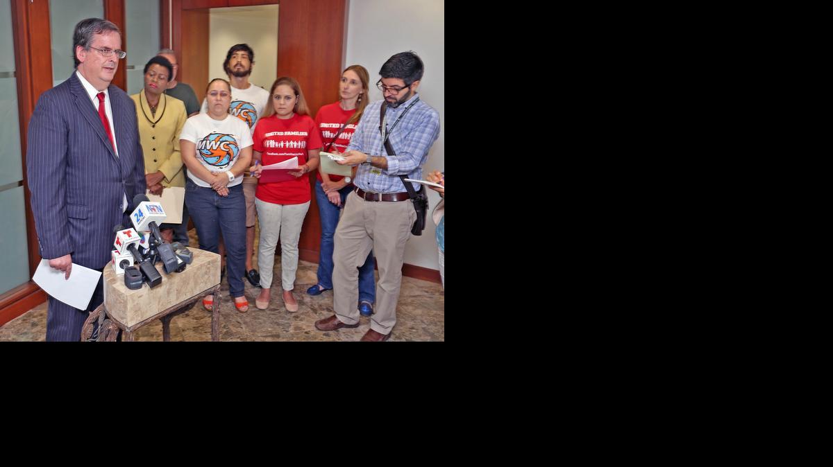 
El abogado John de León, quien representa a Moisés Escoto, durante una conferencia de prensa afuera de su oficina junto a un grupo de activistas.
