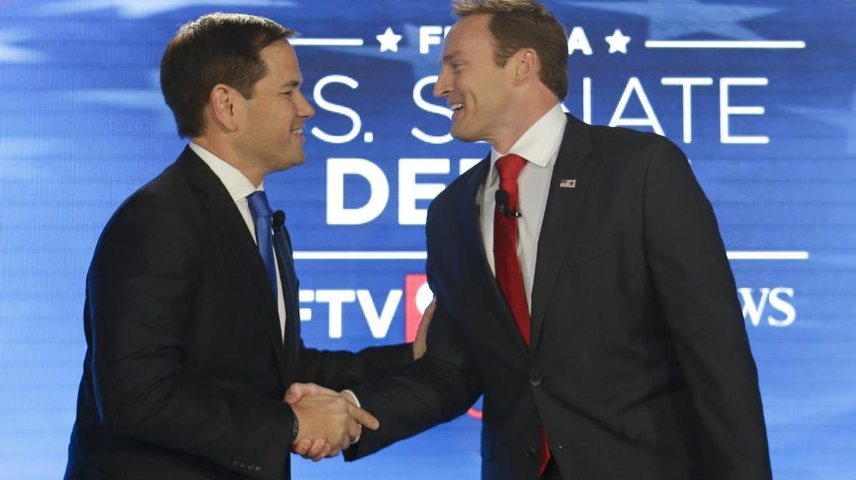 El senador republicano Marco Rubio (izq.) y el congresista demócrata Patrick Murphy se saludan antes de comenzar un debate el lunes en la Universidad Central de Florida (UCF) en Orlando, Florida.
