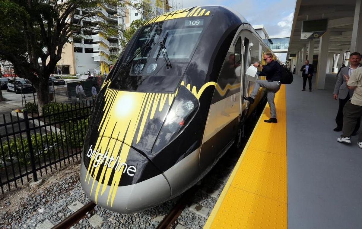 El tren Brightline hizo viajes promocionales el viernes entre Fort Lauderdale y West Palm Beach.