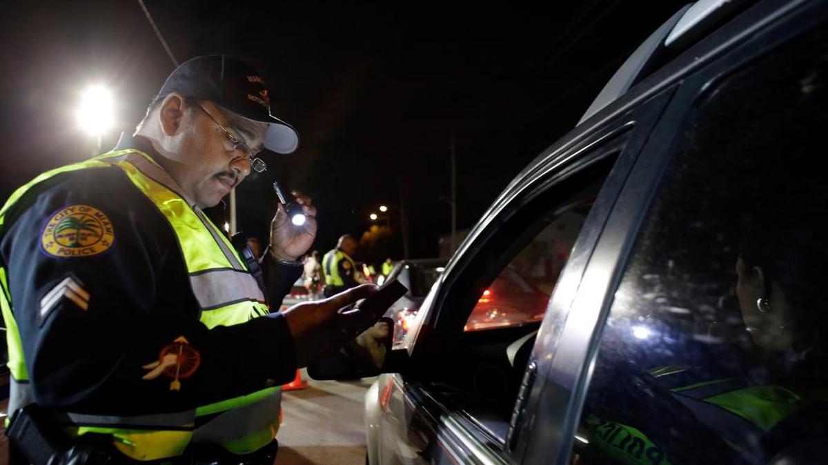 Grupos de derechos civiles y proinmigrantes en Florida calculan que unos 950,000 indocumentados del estado estarían necesitados de una licencia de conducir.