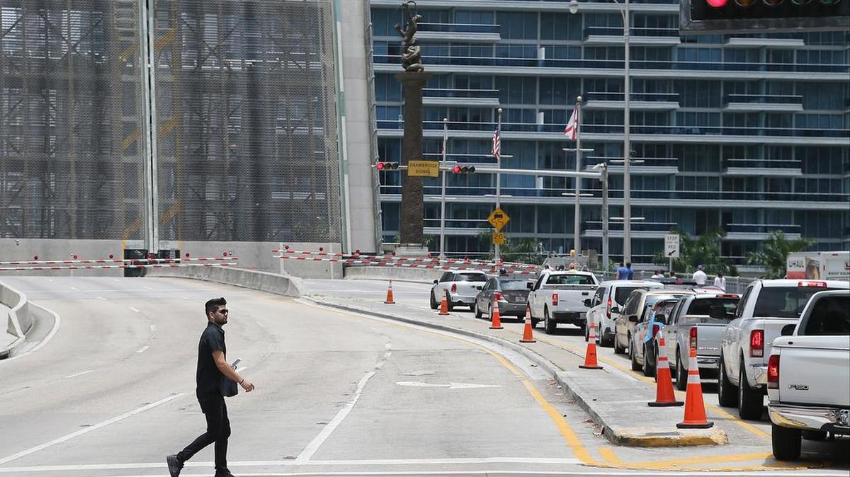 El puente de Brickell Avenue podría ser considerado el corazón del downtown de Miami, bombeando el tráfico de un lado al otro del río.