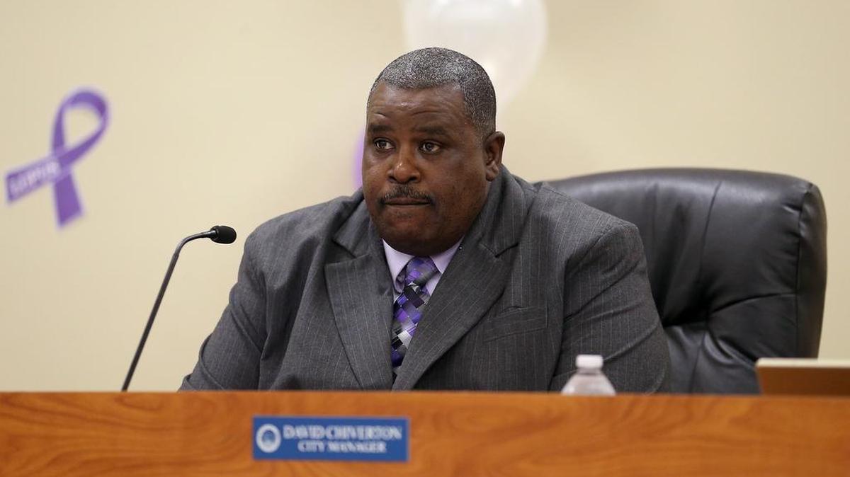 David Chiverton, el administrador de Opa-locka, se encuentra de permiso.