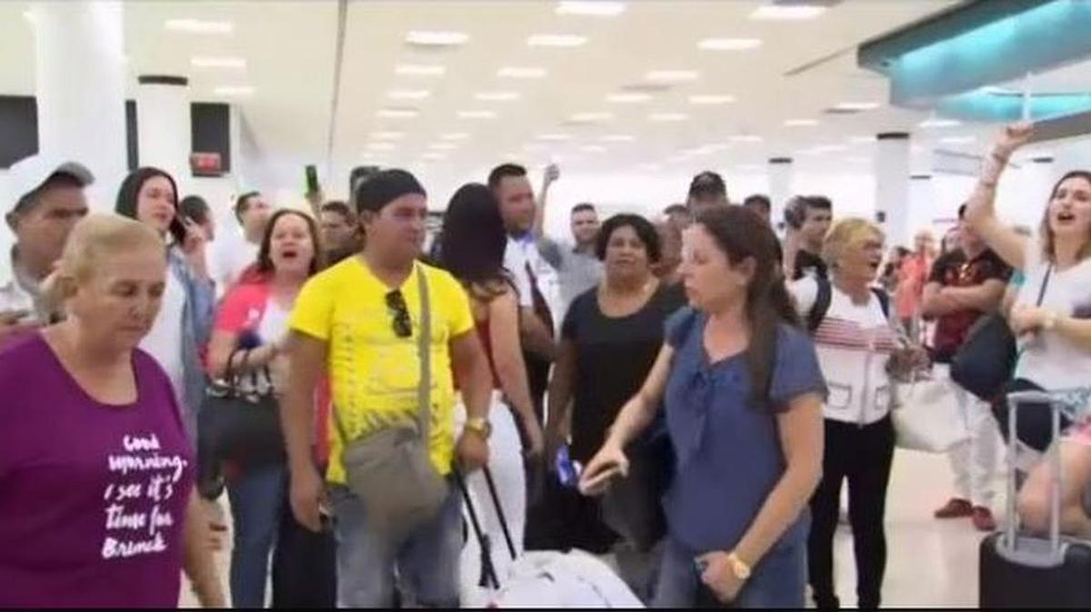 Pasajeros cubanos esperan en el aeropuerto de Miami tras haber sido cancelados sus vuelos con la aerolínea chárter Gulfstream Air.