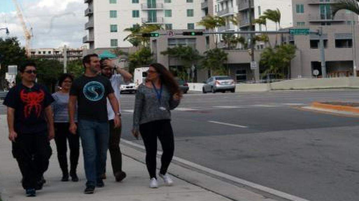 
Estudiantes de la Universidad Internacional de la Florida (FIU) cruzan la Calle Ocho, a la altura de la Avenida 109, el pasado viernes 23 de enero. Muchos de los estudiantes que residen en el edificio, recientemente inaugurado y carente de parqueos para sus inquilinos, dejan estacionados sus vehículos en los estacionamientos de la universidad, pero confrontan otro problema al cruzar la Calle Ocho, lo cual resulta en un peligro especialmente en horas de la noche.
