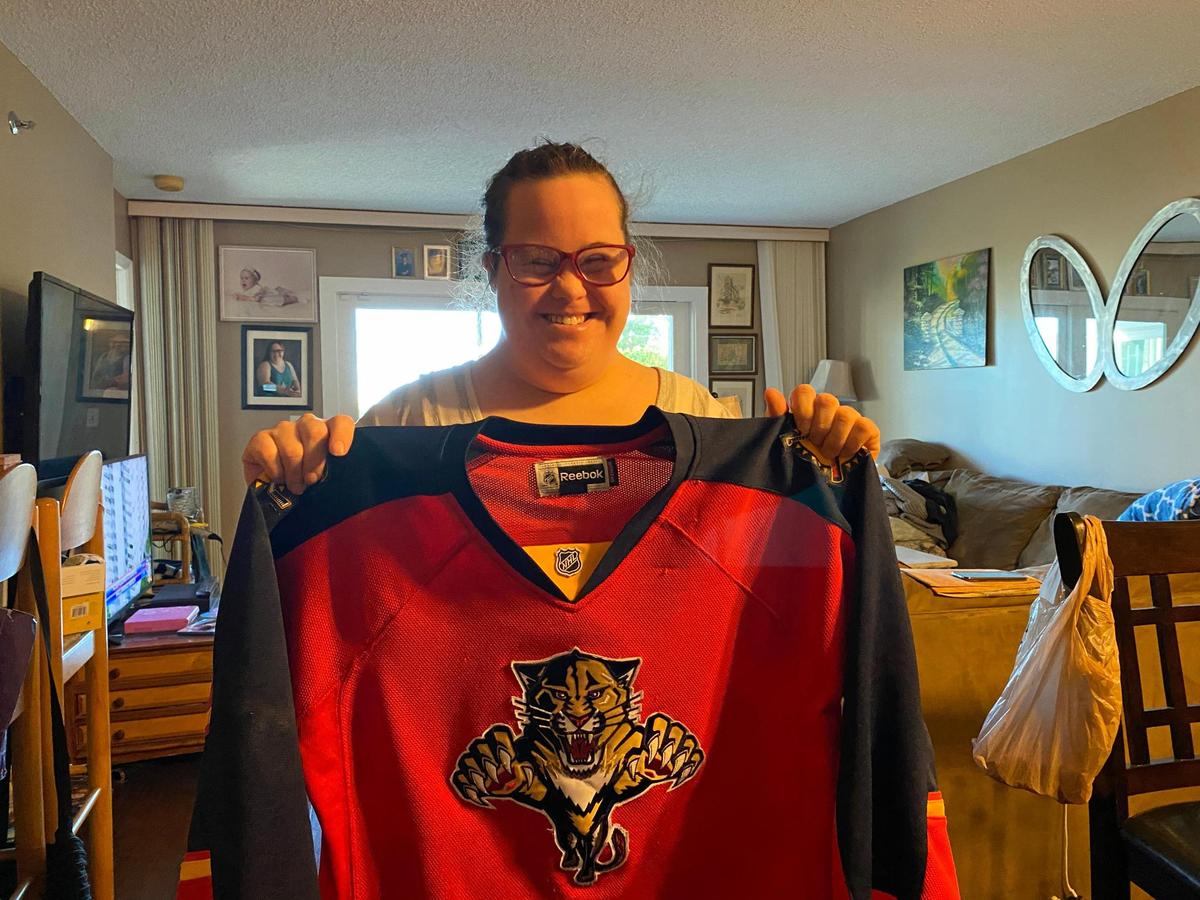 Taylor Quinones muestra su jersey de los Florida Panthers.