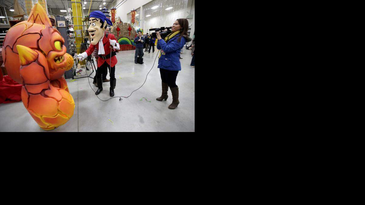 
Un pirata trata de hacerle una entrevista a Eruptor, personaje de los juegos de video, en la preparacion del desfile de Macy’s en Moonachie, Nueva Jersey. 
