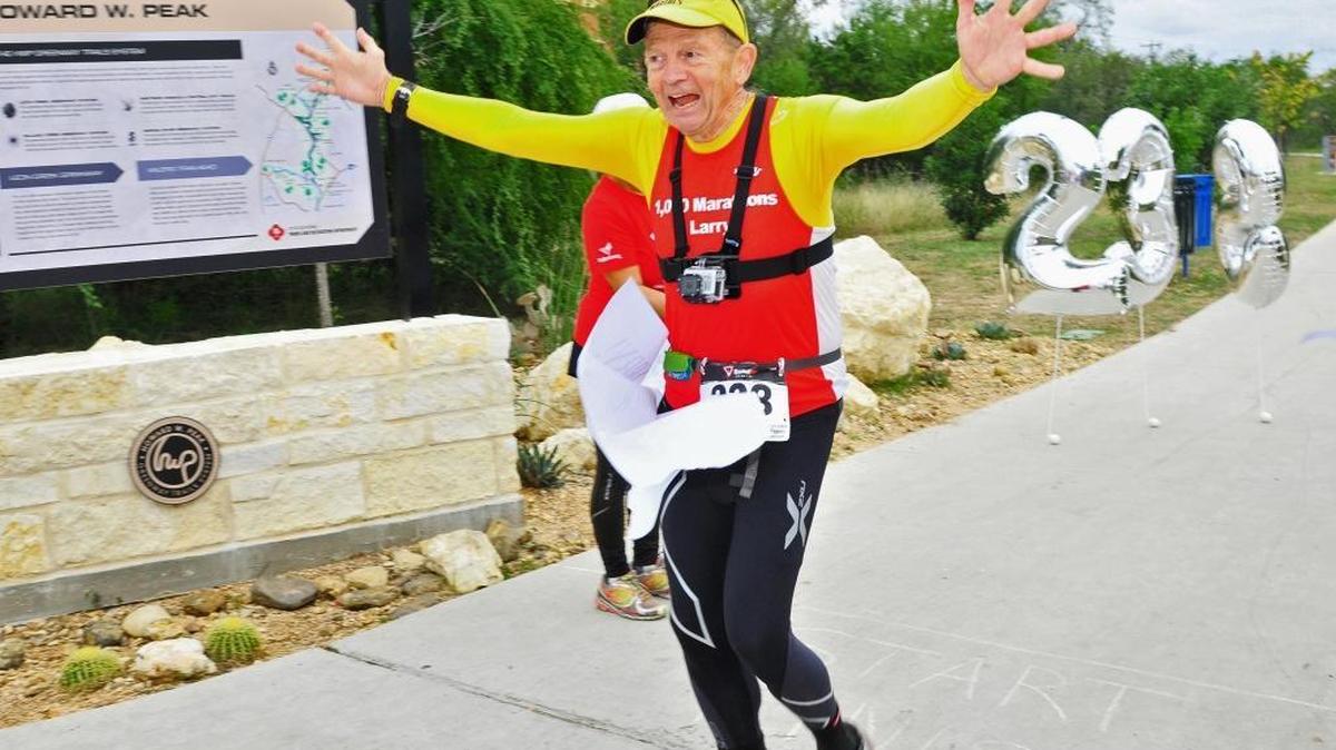 Larry Macon cruza la meta de la carrera con la que estableció el récord Guinness de más maratones en un año: 239, el 30 de noviembre de 2013. El nombre del maratón es “Dozen Sweet Potato Pie”, en San Antonio, Texas.