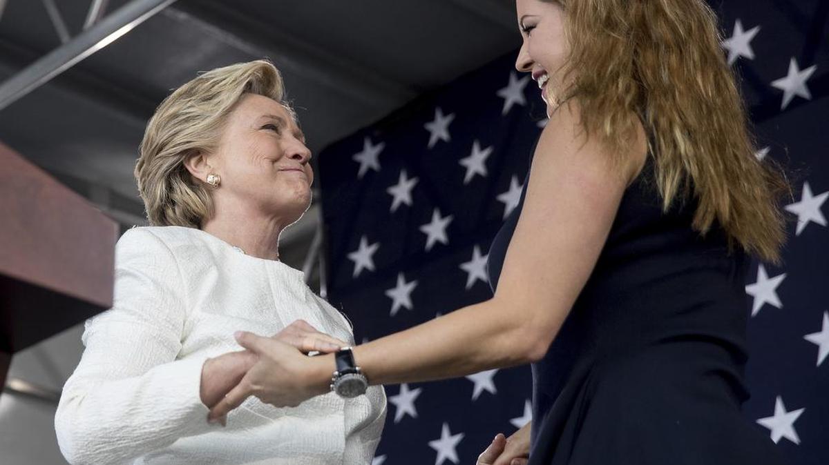 La ex Miss Universo Alicia Machado aparece en un acto de campaña en apoyo a la candidata presidencial demócrata Hillary Clinton, este martes en Pasco-Hernando State College en Dade City, Florida.