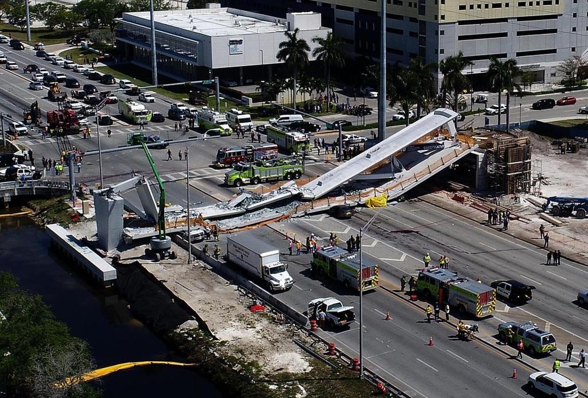 Una vista aérea del puente que se derrumbó sobre la Calle 8 del Suroeste de Miami el jueves 15 de marzo del 2018.