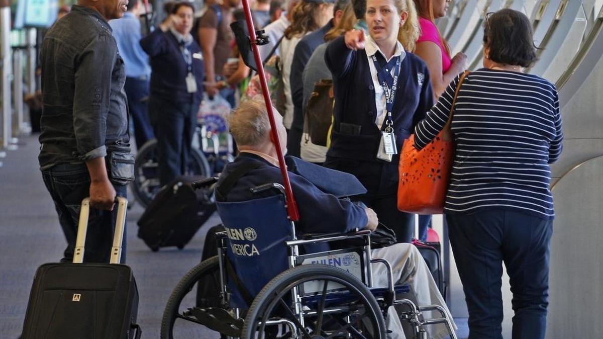 Pasajeros que llegan al Aeropuerto Internacional de Miami (MIA) verifican sus papeles en terminales automáticas de control de pasaportes en esta foto del 2015.