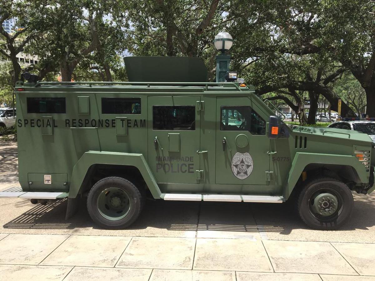 Un vehículo blindado de la Policía de Miami-Dade en la plaza pública frente al Ayuntamiento condal el lunes pasado.