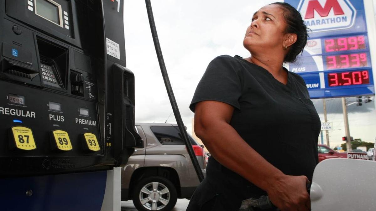 Yuni Gómez llena el tanque de gasolina de su auto en la estación Marathon ubicada en Calle 29 y la Avenida 8 del Oeste en la ciudad de Hialeah, el 15 de octubre del 2014.