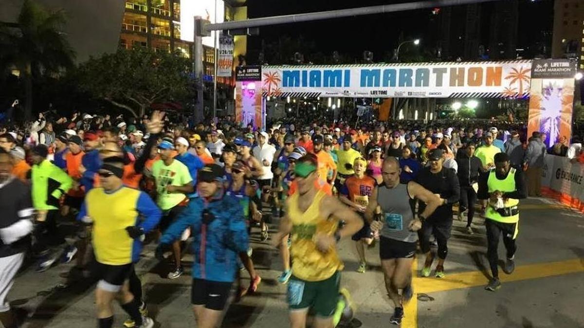 Miles de corredores comienzan la competencia en la Maratón de Miami, este domingo 24 de enero del 2016.