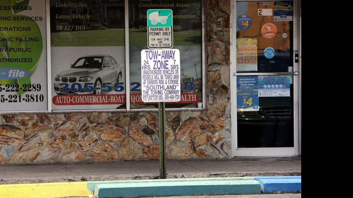 
Uno de los anuncios alertando de una zona de remolque, que menciona a la compañía Southland The Towing Company, en la ciudad de Sweetwater. 
