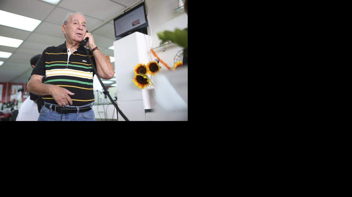 
El barbero cubano, Raúl Cortada, se retira después de 52 años de trabajar en la barbería Red Bird Salon.


