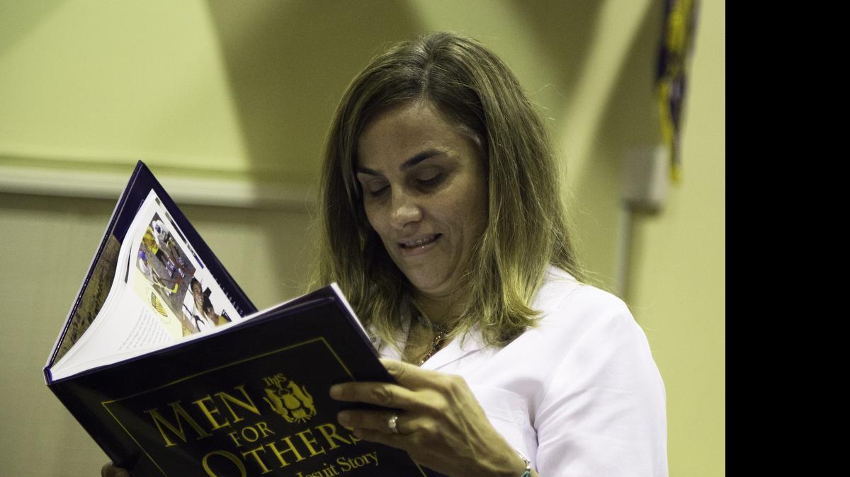 
Ivette Mora hojea el libro de “Men for Others: The Belen Jesuit Story” que relata la historia la escuela Preparatoria Jesuita Belén donde hay un buen registro gráfico de la escuela y sus ex alumnos.

