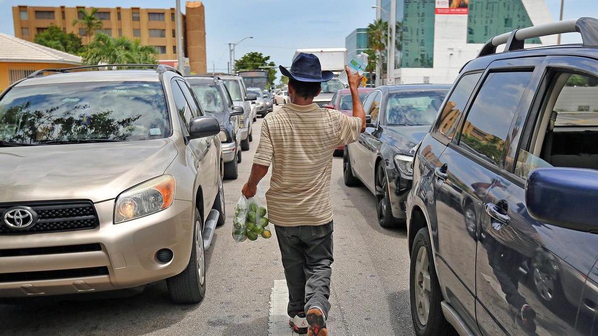 
El atasco del tránsito en la esquina de Flagler y LeJeune causa frustraciones a los conductores, pero los vendedores de fruta, comida y agua dicen que las ventas son mejores cuando hay más vehículos en la calle.


