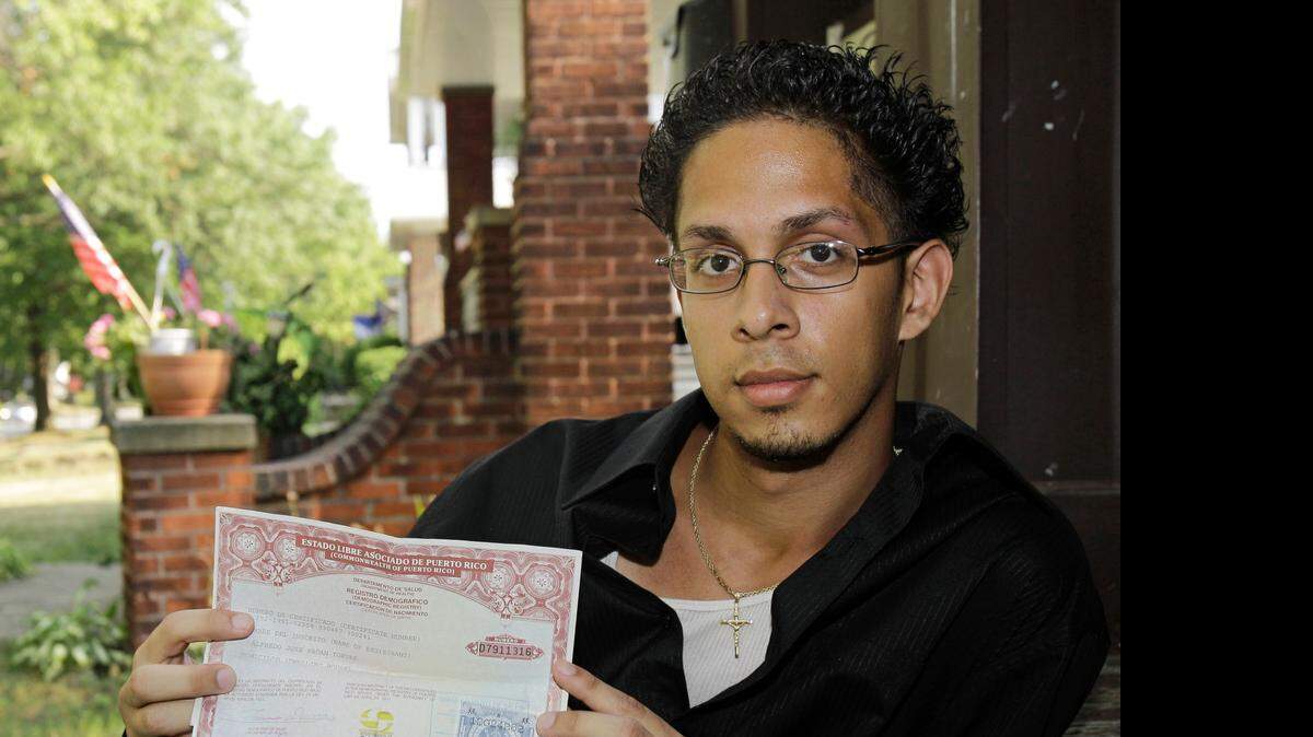 
El puertorriqueño Alfredo Pagan no pudo usar este viejo certificado de nacimiento para obtener una identificación en Ohio ya que desde el 2010 todos han tenido que renovar sus actas de nacimientos por otras más seguras.


