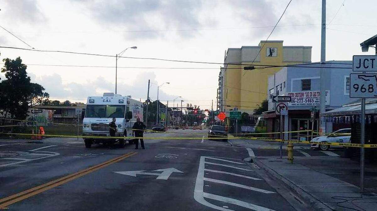 El cuerpo fue encontrado en la Calle Primera del Noroeste, entre las avenidas Séptima y Octava alrededor de las 2:20 de la madrugada.