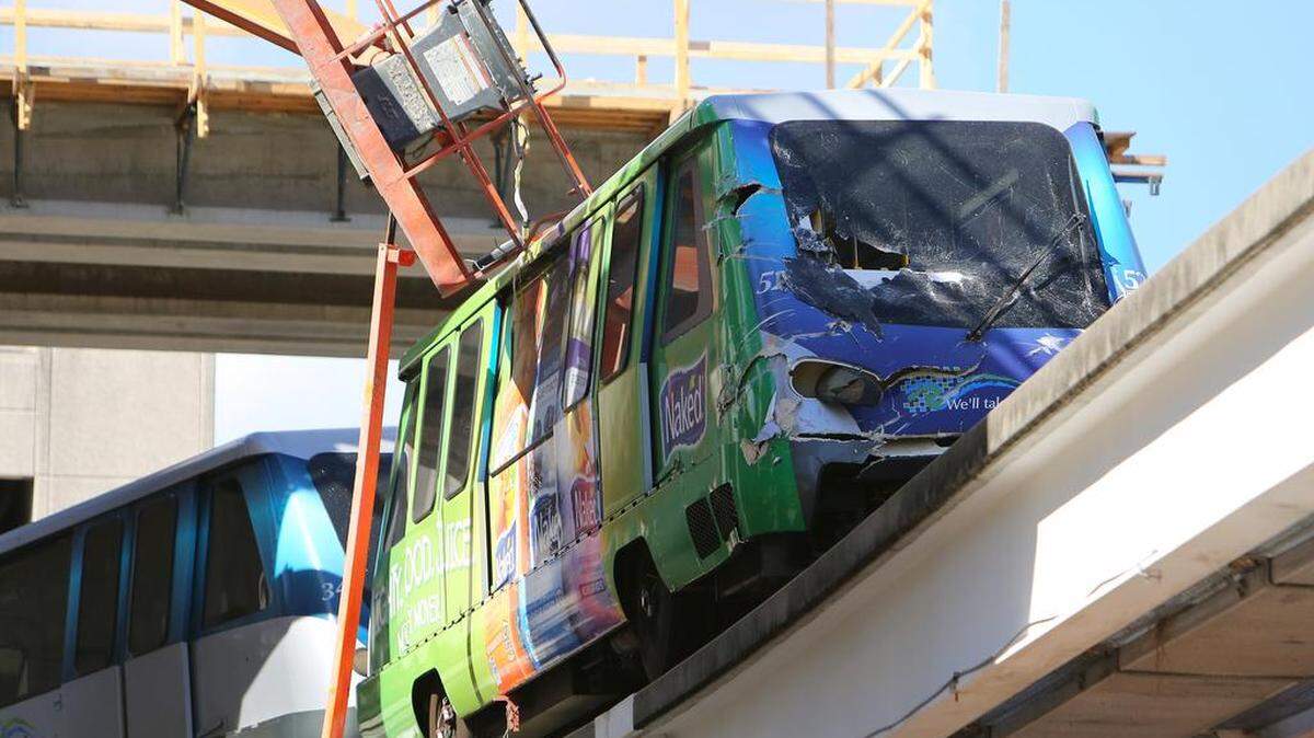 Vista del vagón del Metromover que chocó contra un equipo de construcción el miércoles, en la estación Miami Central, en 5th Street y 1st Avenue. Una persona falleció y otra resultó herida.
