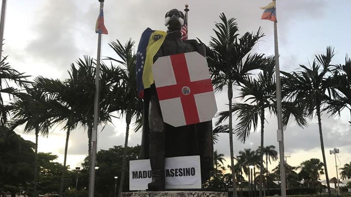 La estatua en downtown Miami del héroe de la independencia venezolana Simón Bolívar amaneció el miércoles 5 de julio vestida con símbolos de las protestas que se han realizado contra el gobierno de Nicolás Maduro.