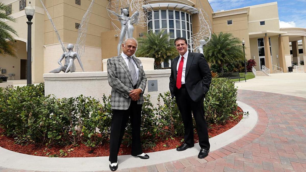 
El alcalde de Hialeah, Carlos Hernández (der), y el artista cubano Rafael Consuegra posan junta a la escultura Ilusiones, develada el 6 de mayo del 2015 en el complejo recreativo Milander.
